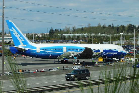 Boeing 787 Dreamliner впервые совершил самостоятельную рулежку Boeing 787 Dreamliner впервые совершил самостоятельную рулежку